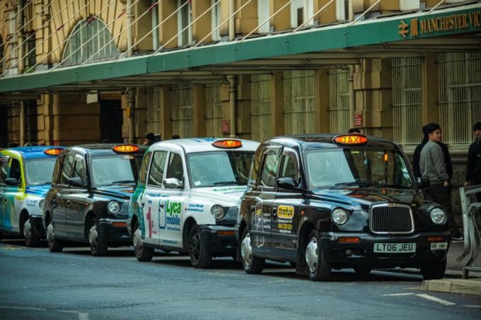 O firmă de taxi din Londra oferă un salariu de pornire de 5.000 de lire pe lună pentru a atrage şoferi
