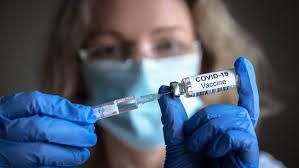 Studiu: Vaccinarea unui membru al familiei reduce aproape la jumătate riscul ca şi ceilalţi membri să se infecteze cu coronavirus