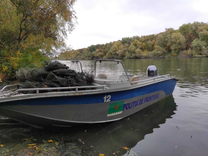 Pescuit ilegal: Zeci de plase, scoase din apă de poliţiştii de frontieră la Olăneşti