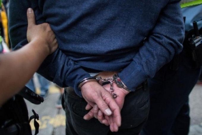 FOTO. Un bărbat din Drochia, reţinut de poliţişti după ce a transmis droguri în penitenciarul Soroca
