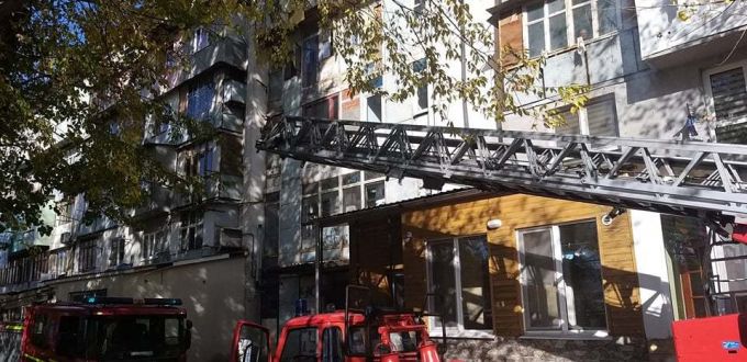 Mansarda unui bloc din Chişinău, cuprinsă de flăcări. Peste 70 de salvatori şi pompieri, implicaţi în stingerea incendiului