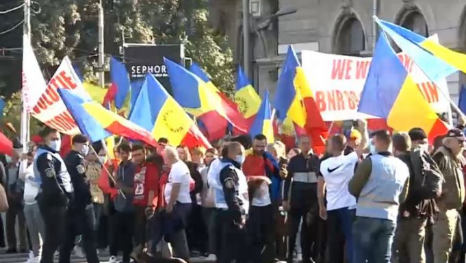 Zeci de amenzi au fost date după protestul antivacciniştilor de sâmbătă seara din Bucureşti