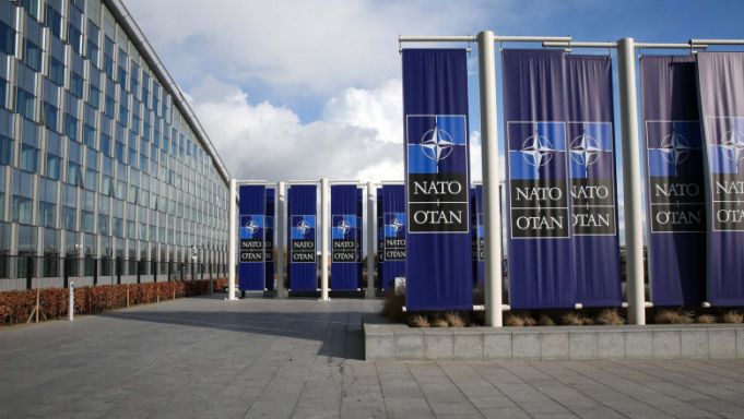 NATO anunţă expulzarea a opt diplomaţi ruşi bănuiţi de spionaj. Moscova promite un răspuns