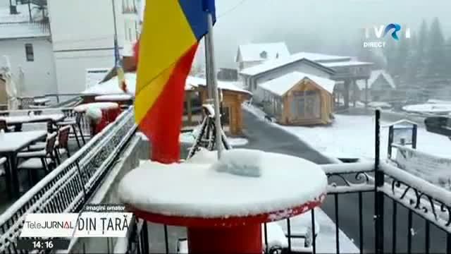 VIDEO. A nins la munte. Toate maşinile care ajung în zona montană trebuie să fie echipate cu anvelope de iarnă