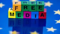 Comisia Europeană promite sprijin şi protecţie pentru jurnalişti: Nu există democraţie fără libertate şi pluralism în mass-media. Un atac asupra mass-media este un atac asupra democraţiei