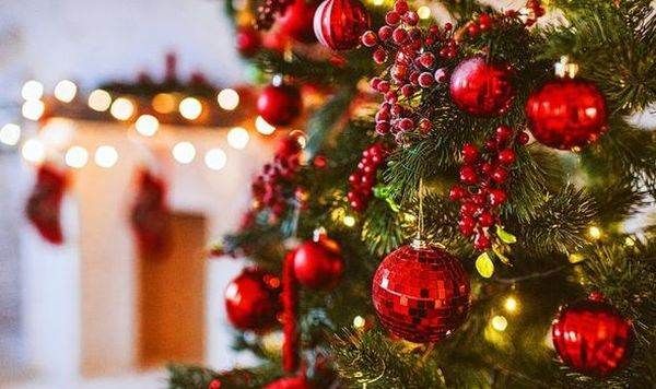 Ornamentele şi decoraţiunile de Crăciun se vor scumpi din cauza crizei de materii prime din fabrici