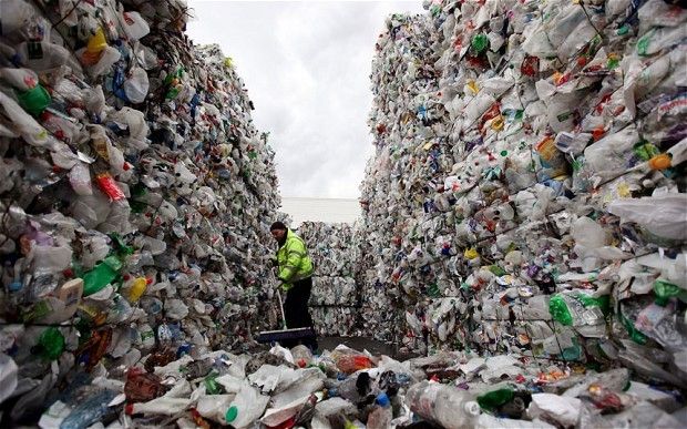 O companie anunţă că poate transforma deşeurile din plastic în petrol de calitate înaltă