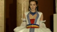 VIDEO. Reprezentanta României la Miss Universe va purta o rochie inspirată din sumanul Reginei Maria la proba de costum naţional