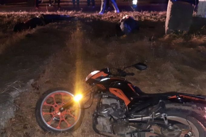 Doi fraţi de 14 şi 16 ani au murit după ce motocicleta pe care se aflau s-a izbit într-o placă de beton