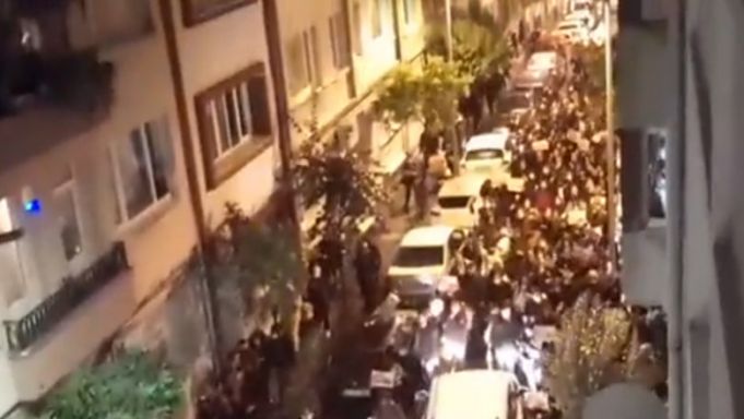 VIDEO. Turcii au ieşit în stradă împotriva lui Erdogan la Istanbul şi Ankara, după ce lira s-a prăbuşit. „Averea ta e furată de la noi”