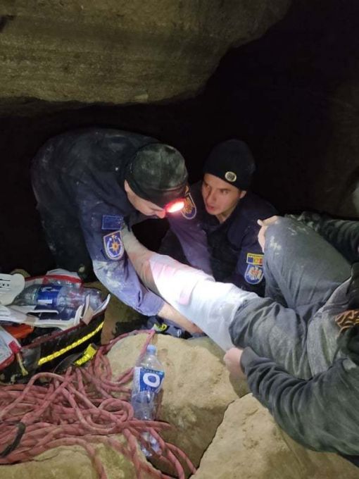 FOTO. Un tânăr de 21 de ani, salvat de IGSU după ce a căzut într-o peşteră adâncă de 350 de metri