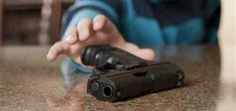 Atenţionarea Poliţiei către părinţi: Copiii nu trebuie să aibă acces la arme. Câte incidente au fost înregistrate în ultimele luni