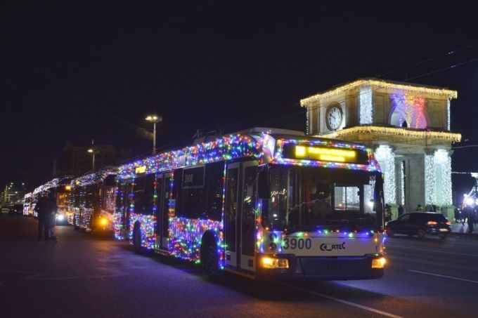 Troleibuze decorate cu luminiţe, în spiritul sărbătorilor de iarnă, vor circula pe rutele din Chişinău