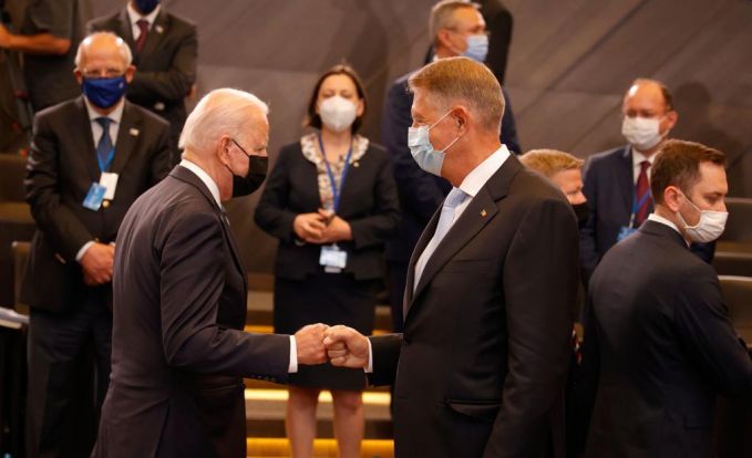 Klaus Iohannis îi solicită lui Joe Biden creşterea prezenţei militare a NATO şi a SUA în România şi la Marea Neagră pe fondul acţiunilor Rusiei