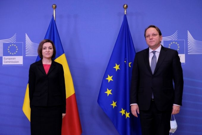 Maia Sandu a discutat cu Comisarul european Oliver Varhelyi despre priorităţile Republicii Moldova pentru anul 2022 în relaţia cu UE