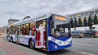 „Cunoaşte oraşul alături de Moş Crăciun”: Primăria municipiului Chişinău a lansat o rută specială a troleibuzului turistic