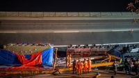 Un pod s-a prăbuşit peste o autostradă în China. Patru morţi şi mai mulţi răniţi