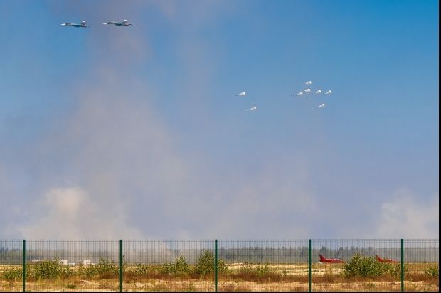 Exerciţii ale paraşutiştilor şi militarilor ruşi la graniţa cu Ucraina