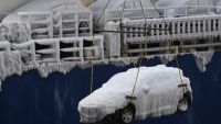 Zeci de maşini îngheţate aduse din Japonia au fost descărcate în portul Vladivostok din Rusia