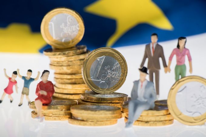 Eurobarometru: Cetăţenii din zona euro sprijină puternic moneda unică, programul SURE şi Mecanismul de Redresare şi Rezilienţă