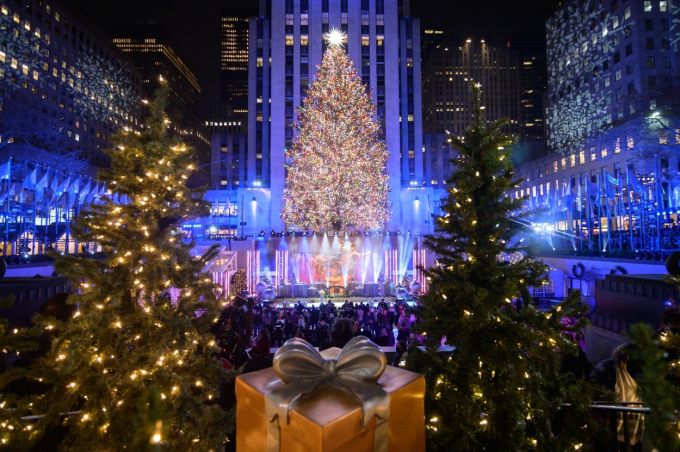 Cum arată cel mai cunoscut brad de Crăciun din lume. Luminile s-au aprins cu public pentru prima dată de la începutul pandemiei