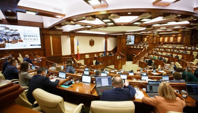 VIDEO. UPDATE: Parlamentul a aprobat cererea de demisie a Nataliei Moloşag din funcţia de Avocată a Poporului, deşi ea a anunţat că şi-a retras cererea