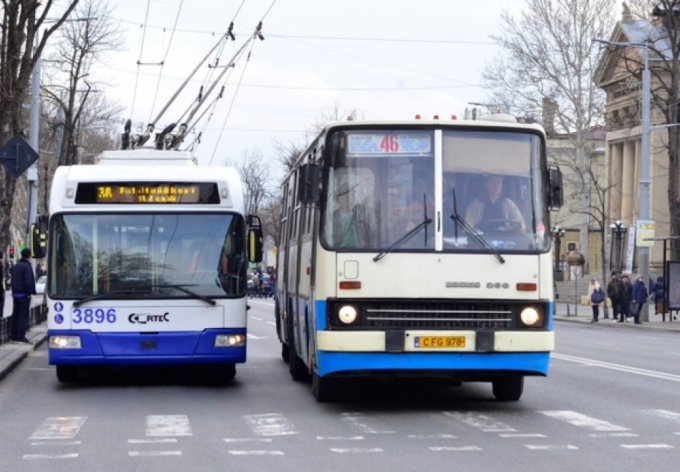 Primăria Chişinău anunţă că va suplimenta astăzi numărul unităţilor de transport public