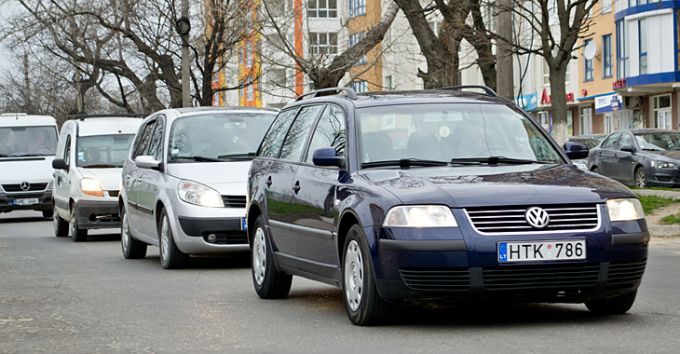 Serviciul Vamal îndeamnă proprietarii de maşini cu numere străine să respecte reglementările legale