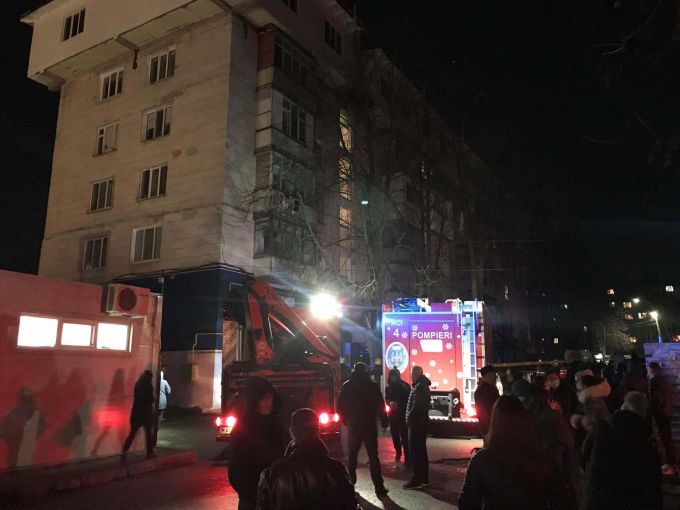 Specialiştii au înaintat prima versiune în cazul deflagraţiei de aseară, într-un bloc de pe strada Independenţei