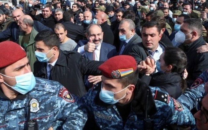 Armenia: Susţinătorii opoziţiei şi-au instalat tabăra în faţa Parlamentului