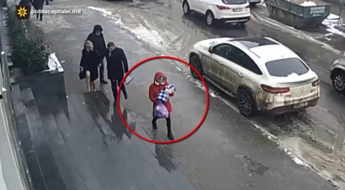 VIDEO. Poliţia cere ajutorul cetăţenilor pentru identificarea femeii care a abandonat un prunc în scara unui bloc din Chişinău