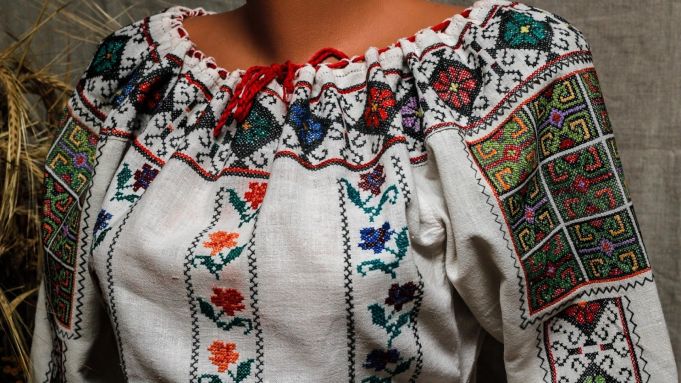 Republica Moldova a definitivat dosarul transnaţional „Arta cămăşii cu altiţă - element de identitate culturală în România şi Republica Moldova” pentru a fi înscris în Lista Reprezentativă UNESCO