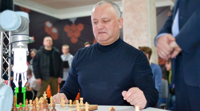 Politolog: Situaţia semănă cu un joc de şah, în care cel mai mare şahist al ţării a pierdut