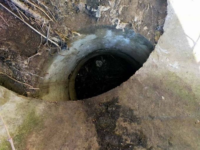 Chişinău: Un bărbat în vârstă de 75 de ani a căzut într-o gură de canalizare de aproape 3 metri adâncime. A fost nevoie de intervenţia pompierilor