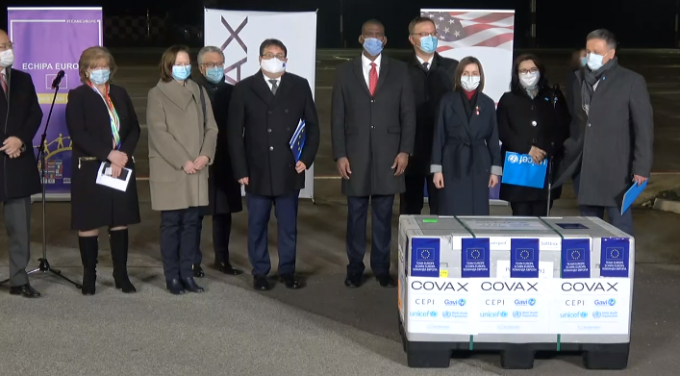 VIDEO. Primul lot de vaccinuri, oferit prin intermediul COVAX, a ajuns în R. Moldova. Ambasadorul UE: Cele 14.400 de doze de vaccin sunt o expresie de solidaritate