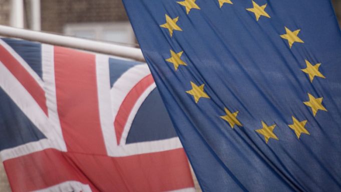 UE denunţă „o încălcare” a acordului Brexit. Londra refuză să introducă controalele alimentare între Marea Britanie şi Irlanda de Nord