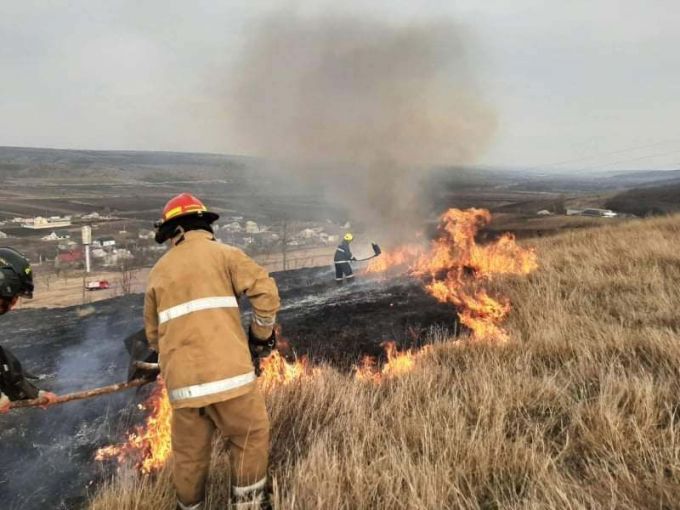 Pompierii îndeamnă cetăţenii să fie precauţi şi să nu dea foc la vegetaţia uscată
