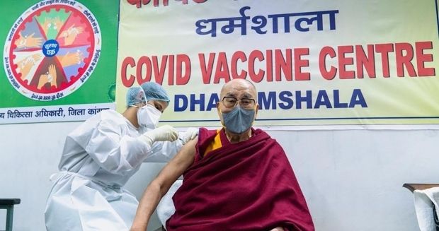 Dalai Lama, liderul spiritual tibetan, a fost vaccinat în India cu serul AstraZeneca