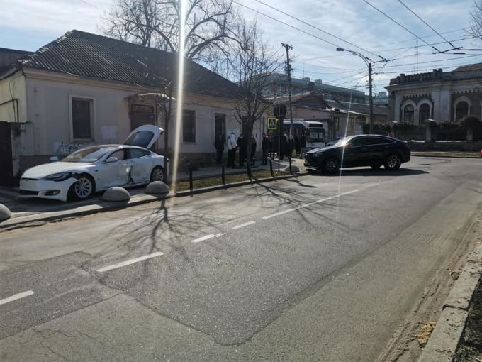 FOTO. Accident de lux în Chişinău. O maşină Tesla Model S s-a tamponat cu un automobil marca Mercedes-Benz