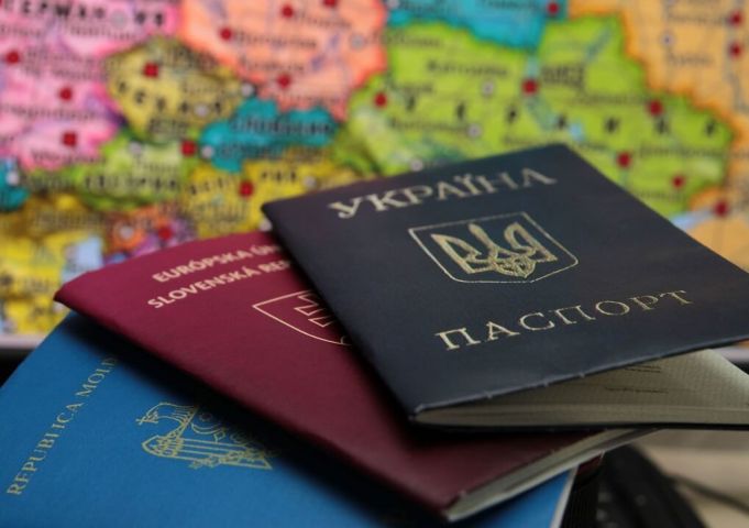 Ucraina intenţionează să permită dubla cetăţenie cu ţările UE, dar nu cu „statul agresor” Rusia