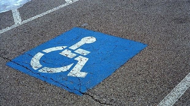 Din numărul total al locurilor de parcare, 4% vor fi rezervate pentru parcarea gratuită a persoanelor cu dizabilităţi