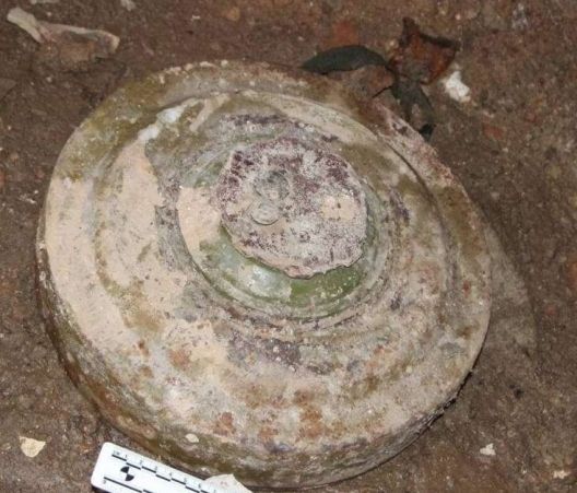 O mină antitanc a fost descoperită în subsolul unui bloc de locuit din oraşul Glodeni