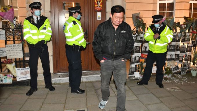 Ambasadorul Myanmar la Londra a fost încuiat pe dinafară, la ordinele armatei, şi a dormit în maşină