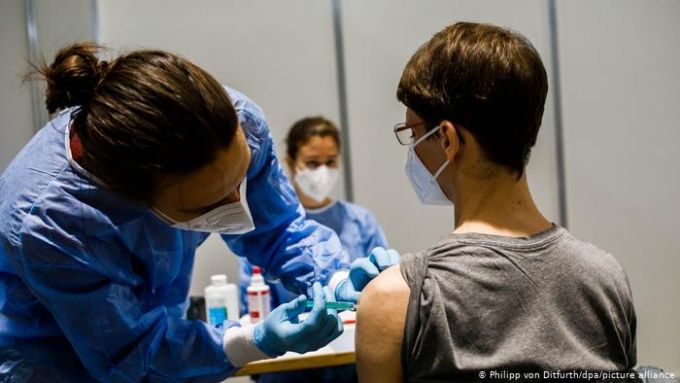 Angajatorii din Republica Moldova, încurajaţi să vaccineze salariaţii. Plăţile vor putea fi deduse şi scutite de impozite
