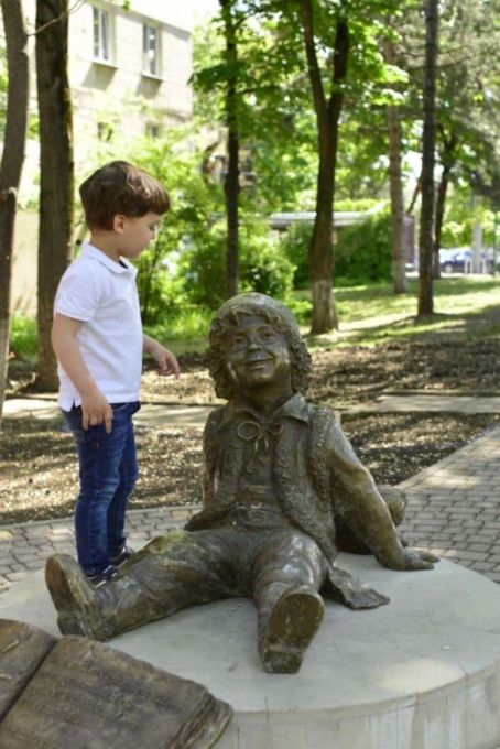 Un nou scuar în Chişinău: O sculptură din bronz a personajului Guguţă, inaugurată în sectorul Râşcani