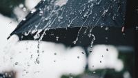 METEO: Nu uitaţi umbrelele acasă, meteorologii anunţă ploi cu descărcări electrice