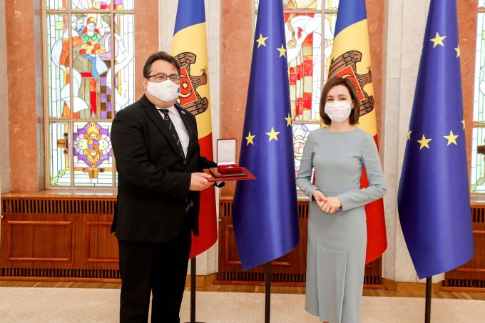Maia Sandu a oferit „Ordinul de Onoare” Ambasadorului UE, Peter Michalko