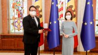Maia Sandu a oferit „Ordinul de Onoare” Ambasadorului UE, Peter Michalko