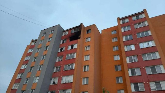 FOTO. Un bloc din Soroca, lovit de fulger. O locuinţă a luat foc