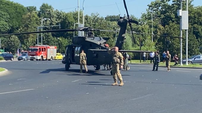Video. Un elicopter Black Hawk american a aterizat forţat în piaţa Charles de Gaulle